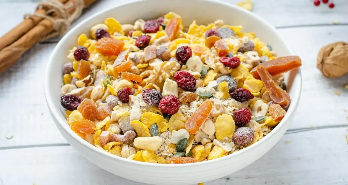 Un tazón lleno de muesli casero, con frutos secos, cerezas, albaricoques y semillas.