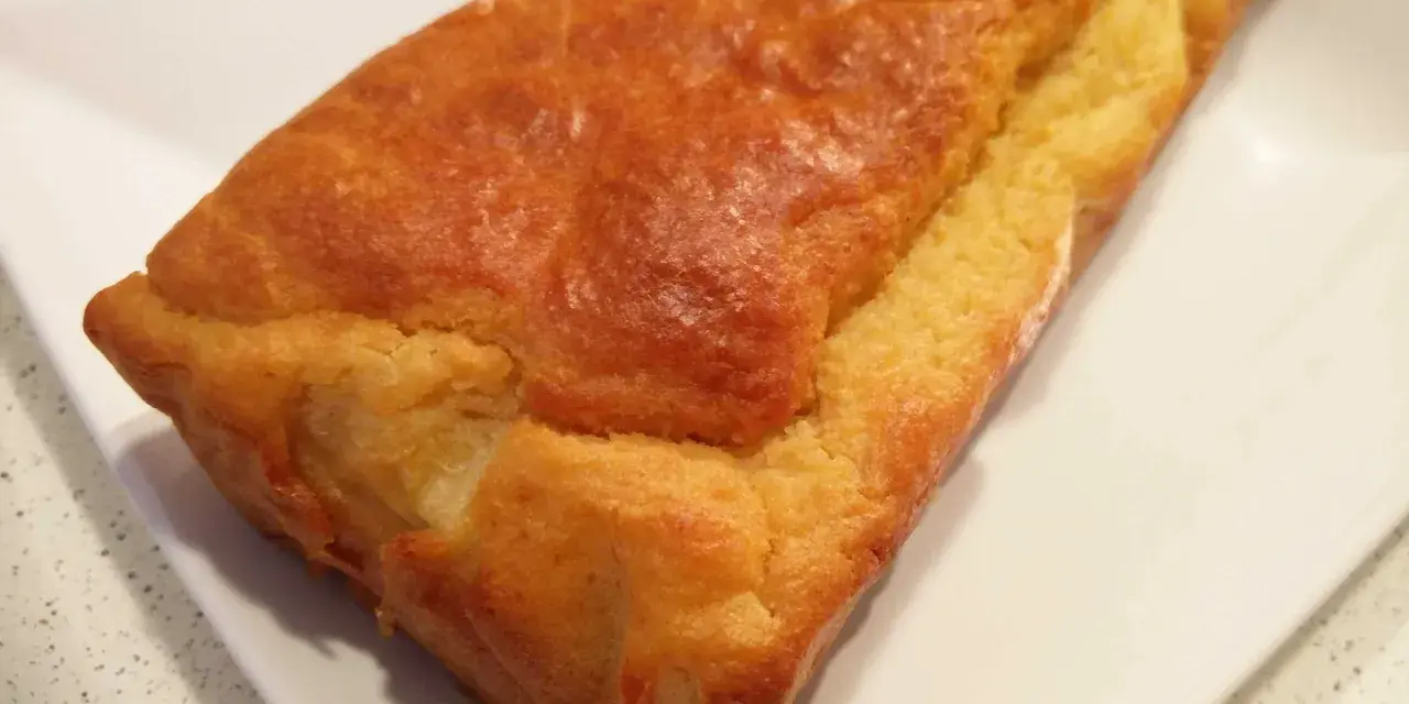 Bizcocho dorado y esponjoso, perfecto para un desayuno o merienda saludable. Este bizcocho con stevia es ideal para quienes cuidan su alimentación.