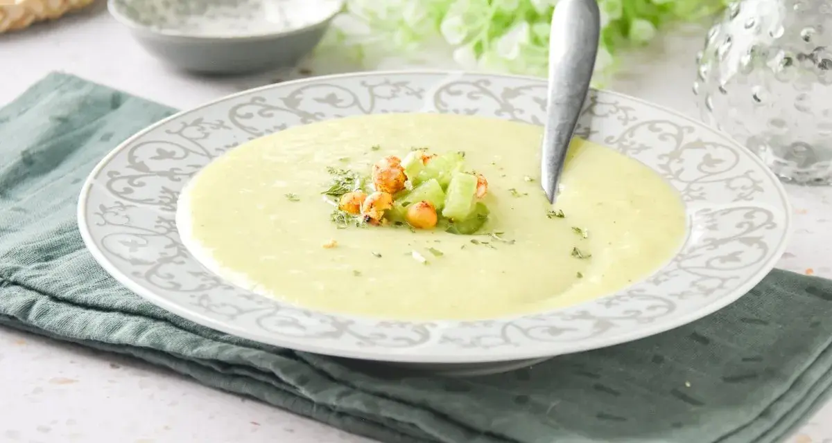 Crema de apio suave y cremosa, decorada con trocitos de apio fresco y garbanzos crujientes. Un plato reconfortante y lleno de sabor.