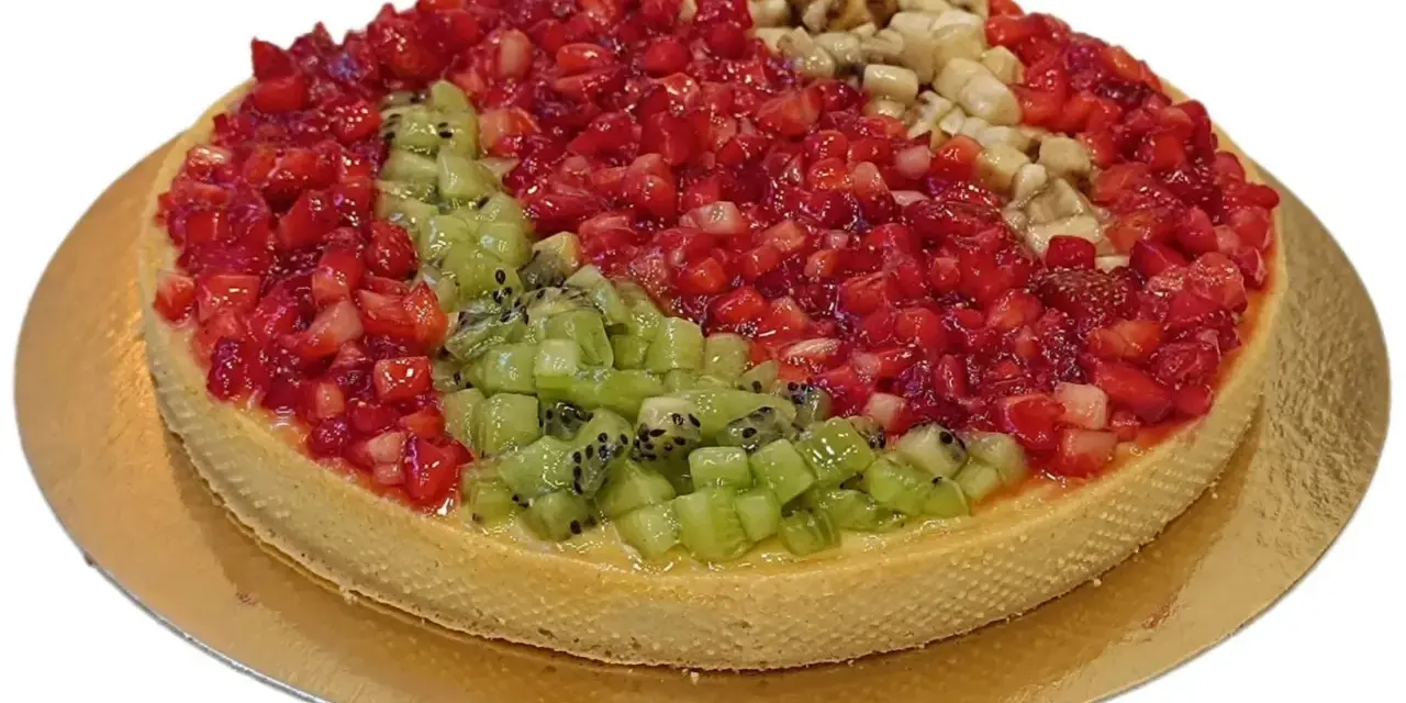 Deliciosas tartas de frutas con fresas, kiwi y plátano, cubiertas de gelatina brillante.