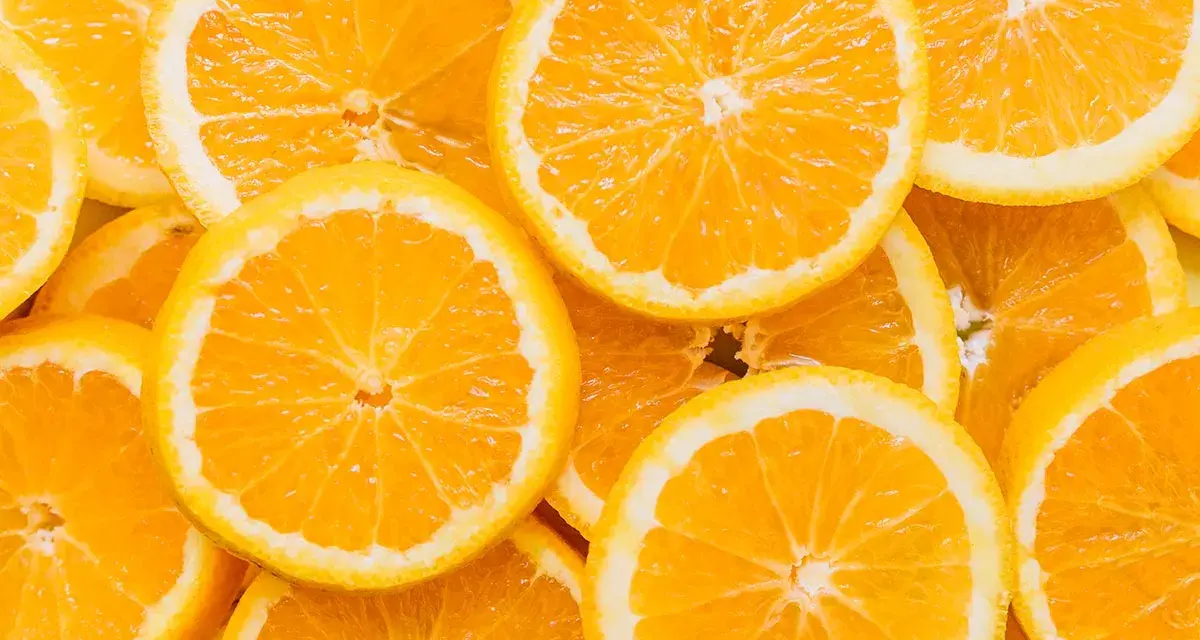 Rodajas de naranja vibrantes, llenas de vitamina C, dispuestas en un patrón apetitoso.