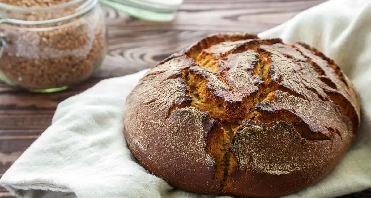 Pan de trigo sarraceno recién horneado, listo para disfrutar. Descubre la receta perfecta para un pan rústico y delicioso.
