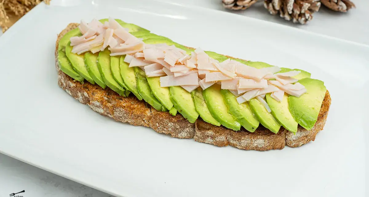 Tosta de aguacate con pavo desmenuzado, una opción saludable y deliciosa.