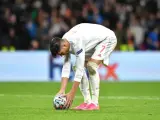 Jugador español se prepara para lanzar un penalti. Estrategia y azar en el juego de penaltis: qué es real.