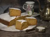 Un delicioso bizcocho de mango, espolvoreado con azúcar glas, listo para disfrutar con una taza de té.