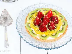 Tarta de frutas con fresas, kiwi y mango, decorada con pistachos. ¡Una delicia visual y gustativa!