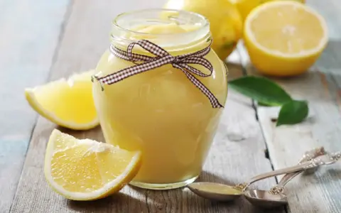 Tarro de lemon curd, perfecto para rellenar tartas, bizcochos o disfrutar sobre tostadas.