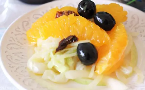 Delicioso remojón granadino con gajos de naranja, aceitunas negras y cebolla tierna.