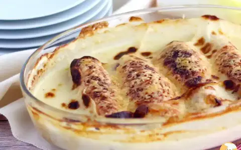 Endivias gratinadas en salsa bechamel, un clásico de las endivias recetas, con queso dorado y burbujeante.