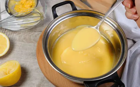 Cremosa crema de limón para relleno, lista para usar en postres. Se ve deliciosa y fresca.