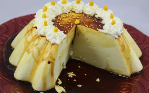 Delicioso flan de limón con caramelo, crema batida y decoraciones amarillas.