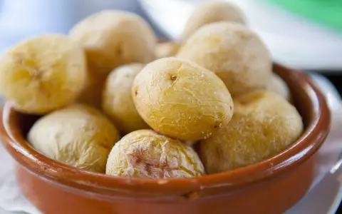 Papas arrugadas en cuenco de barro, un ejemplo del valor nutricional patata, con su piel salada y arrugada.