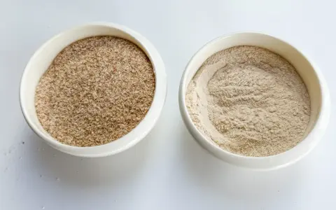 Dos recipientes blancos con psyllium: uno con cáscaras y otro en polvo. Descubre qué es el psyllium.