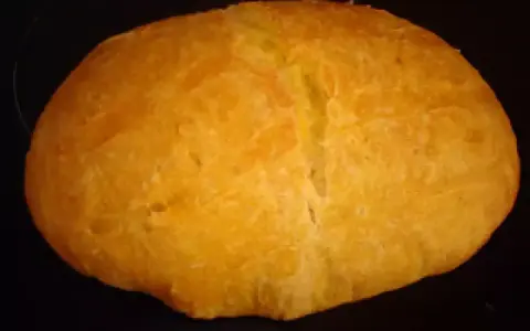 Pan de boniato dorado y esponjoso, con una corteza ligeramente agrietada, listo para disfrutar.