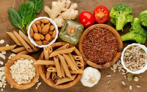 Alimentos como almendras, avena, brócoli y semillas son fuentes de fitoestrógenos naturales.