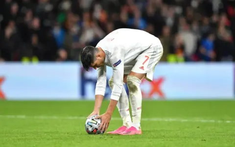 Jugador español se prepara para lanzar un penalti. Estrategia y azar en el juego de penaltis: qué es real.