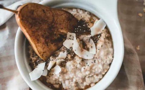 Un delicioso porridge que es avena cremosa con pera, coco rallado y semillas de chía.