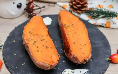 Dos mitades de boniato al horno, tiernas y doradas, con hierbas picadas y un toque de crema. ¡Un placer sencillo!
