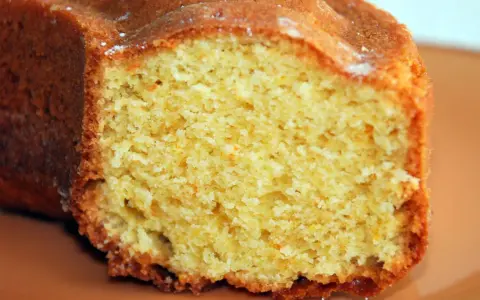 Bizcocho de naranja esponjoso, perfecto para aprender cómo hacer un bizcocho de naranja casero.
