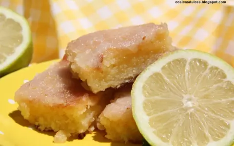 Deliciosos trozos de brownie de limón con glaseado brillante y rodajas de limón fresco.