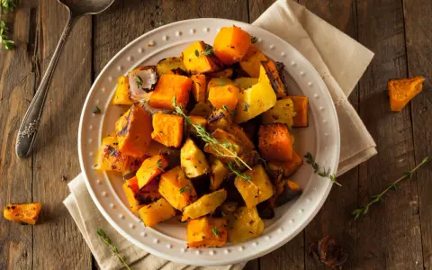 Plato de calabaza asada con hierbas, una opción deliciosa y baja en alimentos histamina.
