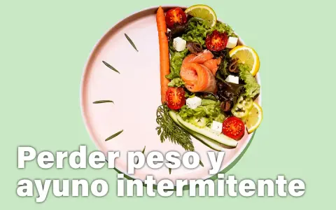 Plato con ensalada y salmón, simulando un reloj, ideal para aprender como hacer el ayuno intermitente para bajar de peso.