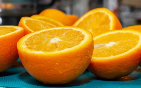 Naranjas cortadas por la mitad, jugosas y vibrantes. Aunque se dice que la naranja estriñe, su frescura invita a disfrutarla.