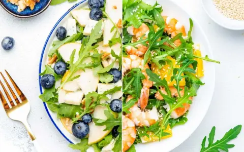 Dos ensaladas de rucula: una con pera, arándanos y nueces; la otra con gambas y naranja.