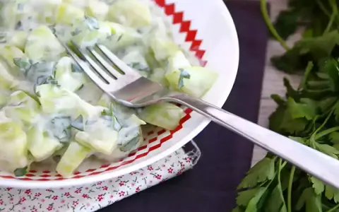 Deliciosa ensalada de pepino y yogur, cremosa y refrescante, con un toque de hierbas frescas.