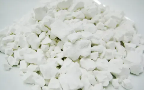 Montón de trozos blancos y polvorientos. ¿Kuzu qué es? Podría ser almidón o un ingrediente para espesar.