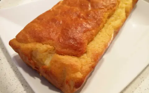 Bizcocho dorado y esponjoso, perfecto para un desayuno o merienda saludable. Este bizcocho con stevia es ideal para quienes cuidan su alimentación.
