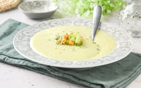 Crema de apio suave y cremosa, decorada con trocitos de apio fresco y garbanzos crujientes. Un plato reconfortante y lleno de sabor.