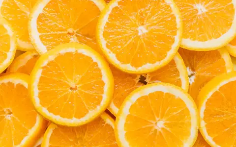 Rodajas de naranja vibrantes, llenas de vitamina C, dispuestas en un patrón apetitoso.