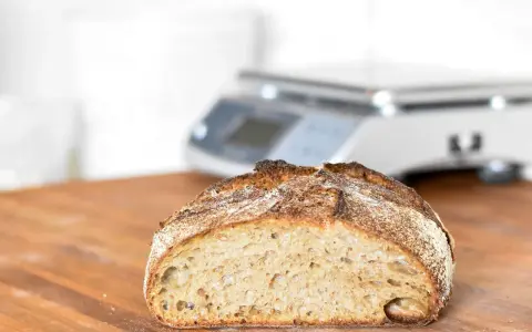 Pan artesanal de masa madre, perfecto para quienes buscan que pan no tiene gluten. Su corteza dorada y miga aireada invitan a probarlo.