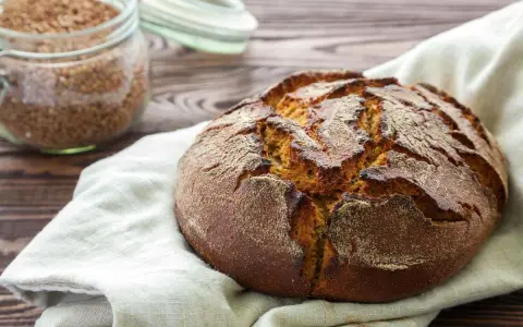 Pan de trigo sarraceno recién horneado, listo para disfrutar. Descubre la receta perfecta para un pan rústico y delicioso.