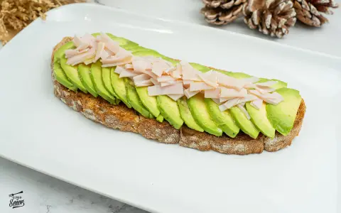 Tosta de aguacate con pavo desmenuzado, una opción saludable y deliciosa.