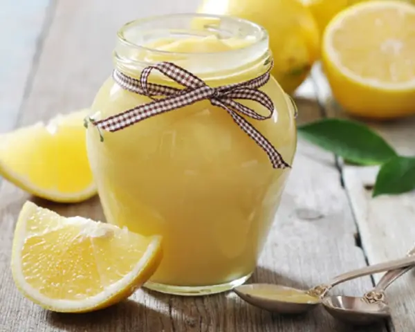 Tarro de lemon curd, perfecto para rellenar tartas, bizcochos o disfrutar sobre tostadas.