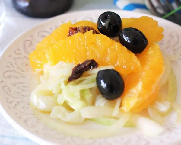 Delicioso remojón granadino con gajos de naranja, aceitunas negras y cebolla tierna.