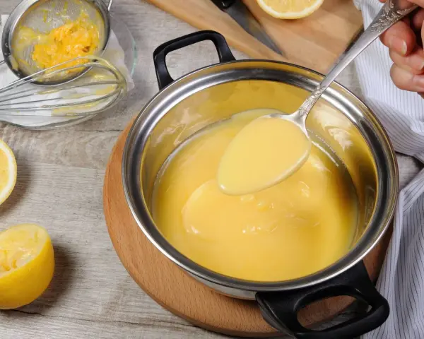 Cremosa crema de limón para relleno, lista para usar en postres. Se ve deliciosa y fresca.