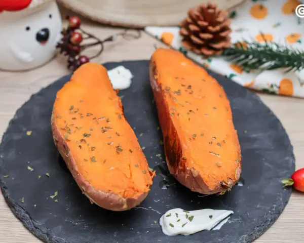 Dos mitades de boniato al horno, tiernas y doradas, con hierbas picadas y un toque de crema. ¡Un placer sencillo!