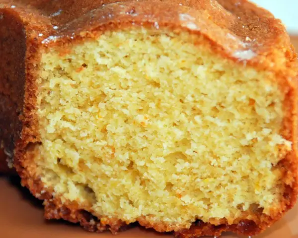 Bizcocho de naranja esponjoso, perfecto para aprender cómo hacer un bizcocho de naranja casero.