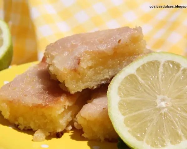 Deliciosos trozos de brownie de limón con glaseado brillante y rodajas de limón fresco.