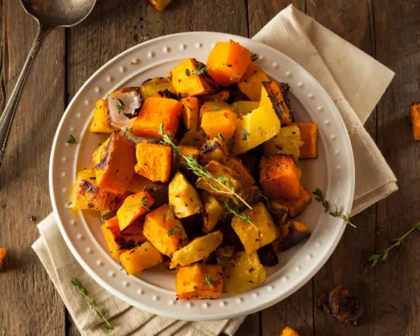 Plato de calabaza asada con hierbas, una opción deliciosa y baja en alimentos histamina.