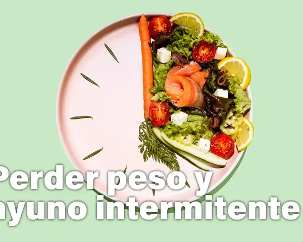 Plato con ensalada y salmón, simulando un reloj, ideal para aprender como hacer el ayuno intermitente para bajar de peso.