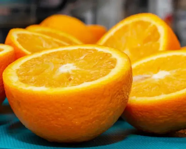 Naranjas cortadas por la mitad, jugosas y vibrantes. Aunque se dice que la naranja estriñe, su frescura invita a disfrutarla.