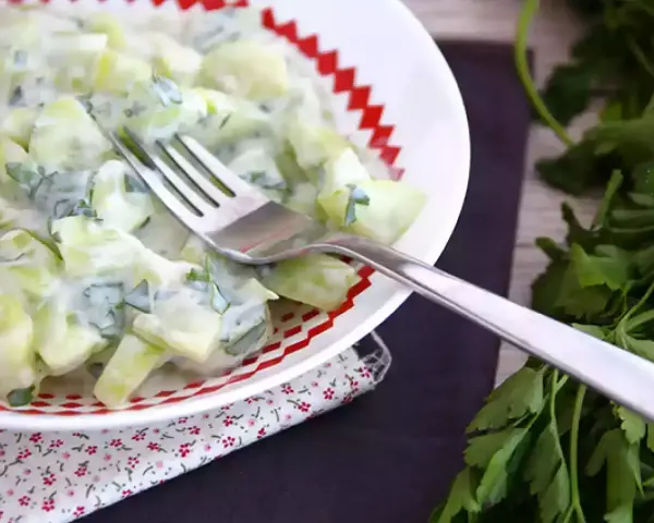 Deliciosa ensalada de pepino y yogur, cremosa y refrescante, con un toque de hierbas frescas.