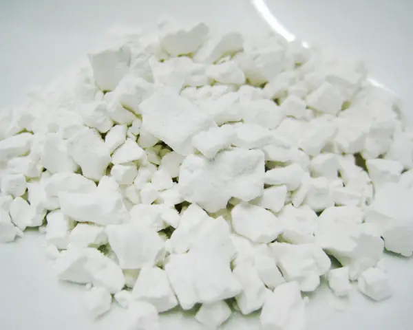 Montón de trozos blancos y polvorientos. ¿Kuzu qué es? Podría ser almidón o un ingrediente para espesar.