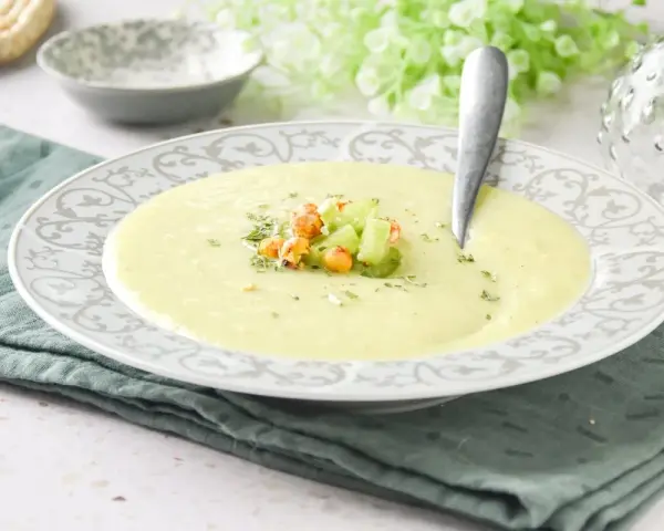 Crema de apio suave y cremosa, decorada con trocitos de apio fresco y garbanzos crujientes. Un plato reconfortante y lleno de sabor.