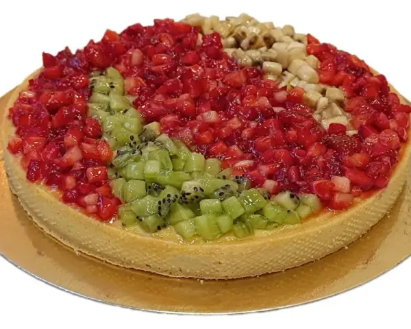 Deliciosas tartas de frutas con fresas, kiwi y plátano, cubiertas de gelatina brillante.
