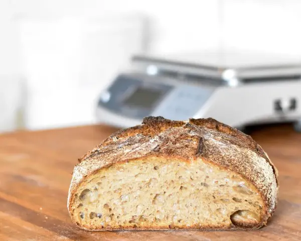 Pan artesanal de masa madre, perfecto para quienes buscan que pan no tiene gluten. Su corteza dorada y miga aireada invitan a probarlo.